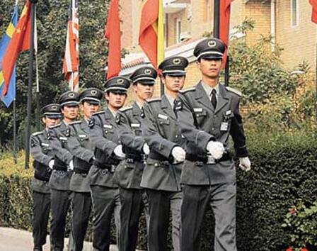 在小區(qū)門口發(fā)生搶劫事件時(shí)，物業(yè)保安是否負(fù)有相關(guān)責(zé)任